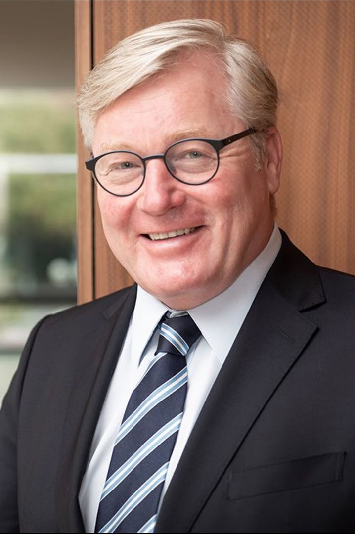 Portrait of attorney Aaron Bennert